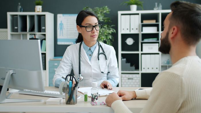 Un profesional médico consulta información en su teléfono
